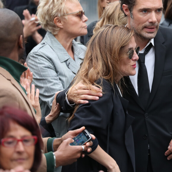 Nicolas Bedos et sa soeur Victoria Bedos, Muriel Robin - Sorties - Hommage à Guy Bedos en l'église de Saint-Germain-des-Prés à Paris le 4 juin 2020.