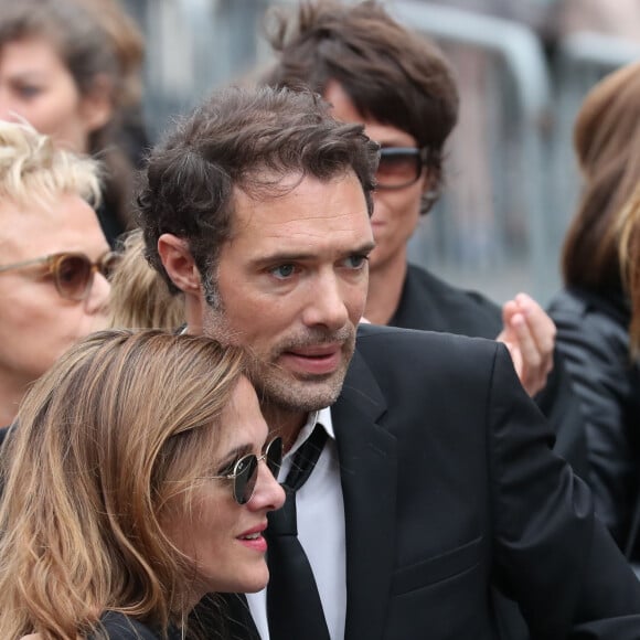 Nicolas Bedos et sa soeur Victoria Bedos - Sorties - Hommage à Guy Bedos en l'église de Saint-Germain-des-Prés à Paris le 4 juin 2020.