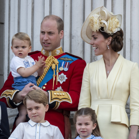 Le prince William, duc de Cambridge, et Catherine (Kate) Middleton, duchesse de Cambridge, le prince George de Cambridge la princesse Charlotte de Cambridge, le prince Louis de Cambridge - La famille royale au balcon du palais de Buckingham lors de la parade Trooping the Colour 2019, célébrant le 93ème anniversaire de la reine Elisabeth II, Londres, le 8 juin 2019.