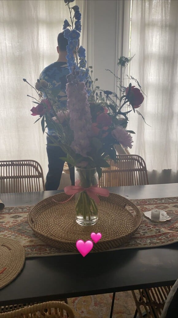 Louane a reçu un bouquet de fleurs de son compagnon Florian Rossi pour sa première fête des Mères le 7 juin 2020.