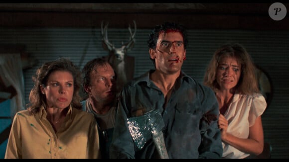 Bruce Campbell, Danny Hicks, Lou Hancock et Sarah Berry dans le film "Evil Dead 2", de Sam Raimi. 1987.