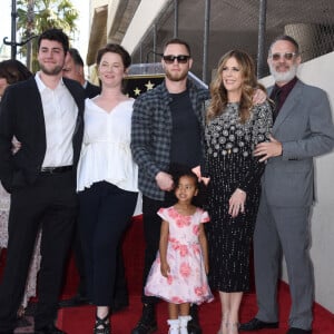 Rita Wilson entourée de son mari Tom Hanks et ses enfants Truman Hanks, Elizabeth Hanks et Chet Hanks lors de l'inauguration de son étoile sur le Hollywood Walk of Fame le 29 mars 2019 à Los Angeles. © Janet Gough / AFF-USA.com