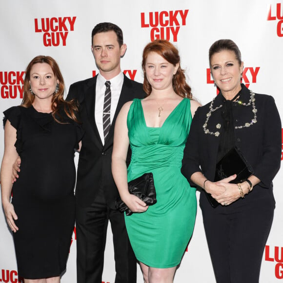 Colin Hanks avec sa compagne, sa soeur Elizabeth Hanks et sa mère Rita Wilson à Broadway en 2013.