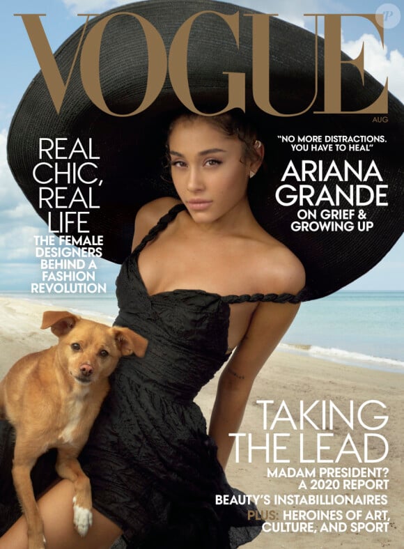 Ariana Grande, la peau plus mate que d'ordinaire, a été photographiée par Annie Leibovitz pour Vogue. Numéro d'août 2019.