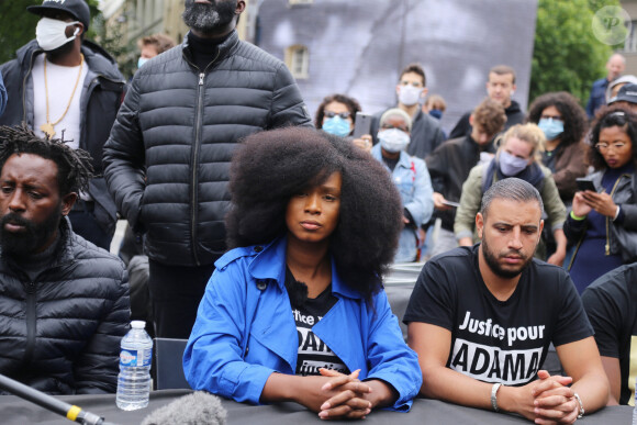 Assa Traoré à la conférence de presse " Justice pour Adama " à Paris, le 9 juin 2020. Le jeune homme est décédé lors de son interpellation par les gendarmes en juillet 2016 à Beaumont-sur-Oise (Val-d'Oise).