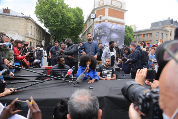 Le réalisateur des Misérables Ladj Ly, Assa Traoré à la conférence de presse " Justice pour Adama " à Paris, le 9 juin 2020. Le jeune homme est décédé lors de son interpellation par les gendarmes en juillet 2016 à Beaumont-sur-Oise (Val-d'Oise).