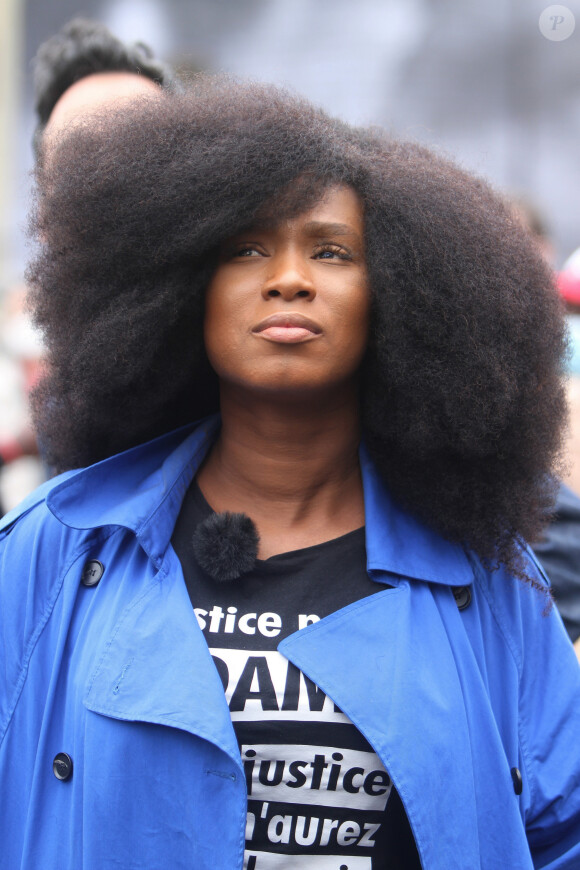 Assa Traoré à la conférence de presse " Justice pour Adama " à Paris, le 9 juin 2020. Le jeune homme est décédé lors de son interpellation par les gendarmes en juillet 2016 à Beaumont-sur-Oise (Val-d'Oise).