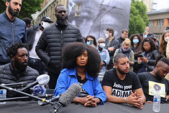 Le réalisateur des Misérables Ladj Ly, Assa Traoré à la conférence de presse " Justice pour Adama " à Paris, le 9 juin 2020. Le jeune homme est décédé lors de son interpellation par les gendarmes en juillet 2016 à Beaumont-sur-Oise (Val-d'Oise).