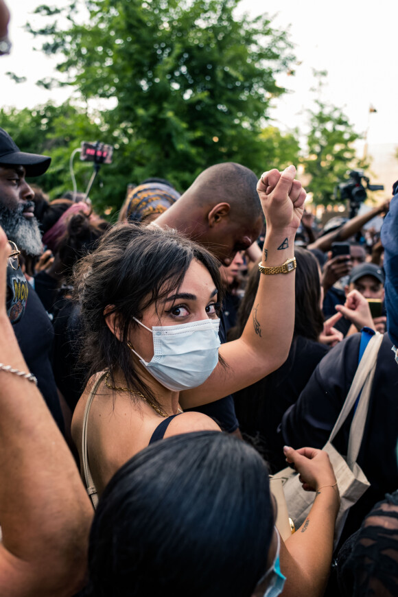 Camélia Jordana - People à la manifestation de soutien à Adama Traoré devant le tribunal de Paris le 2 juin 2020. Environ 20.000 personnes ont participé mardi soir devant le tribunal de Paris à un rassemblement interdit, émaillé d'incidents, à l'appel du comité de soutien à la famille d'Adama Traoré, jeune homme noir de 24 ans mort en 2016 après son interpellation par des policiers blancs. © Cyril Moreau / Bestimage