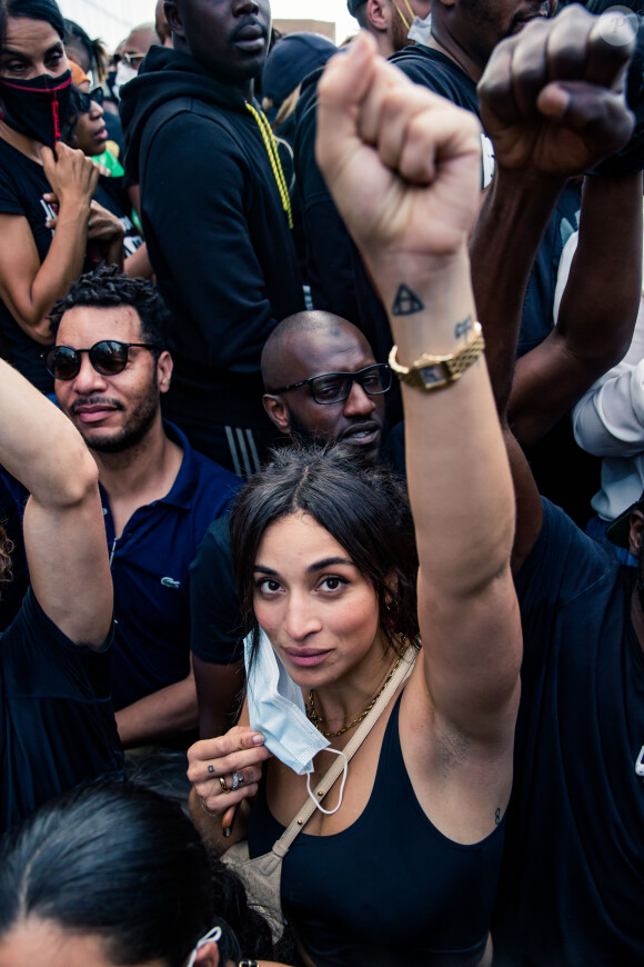 Camélia Jordana - People à la manifestation de soutien à Adama Traoré devant le tribunal de Paris le 2 juin 2020. Environ 20.000 personnes ont participé mardi soir devant le tribunal de Paris à un rassemblement interdit, émaillé d'incidents, à l'appel du comité de soutien à la famille d'Adama Traoré, jeune homme noir de 24 ans mort en 2016 après son interpellation par des policiers blancs. © Cyril Moreau / Bestimage
