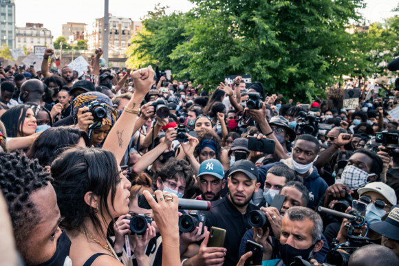 Camélia Jordana - People à la manifestation de soutien à Adama Traoré devant le tribunal de Paris le 2 juin 2020. Environ 20.000 personnes ont participé mardi soir devant le tribunal de Paris à un rassemblement interdit, émaillé d'incidents, à l'appel du comité de soutien à la famille d'Adama Traoré, jeune homme noir de 24 ans mort en 2016 après son interpellation par des policiers blancs. © Cyril Moreau / Bestimage