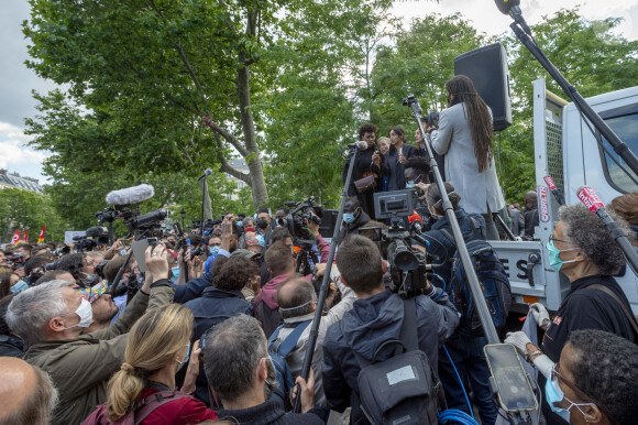 Camelia Jordana lors d'une manifestation contre le racisme et les violences policières place de la République à Paris le 9 juin 2020