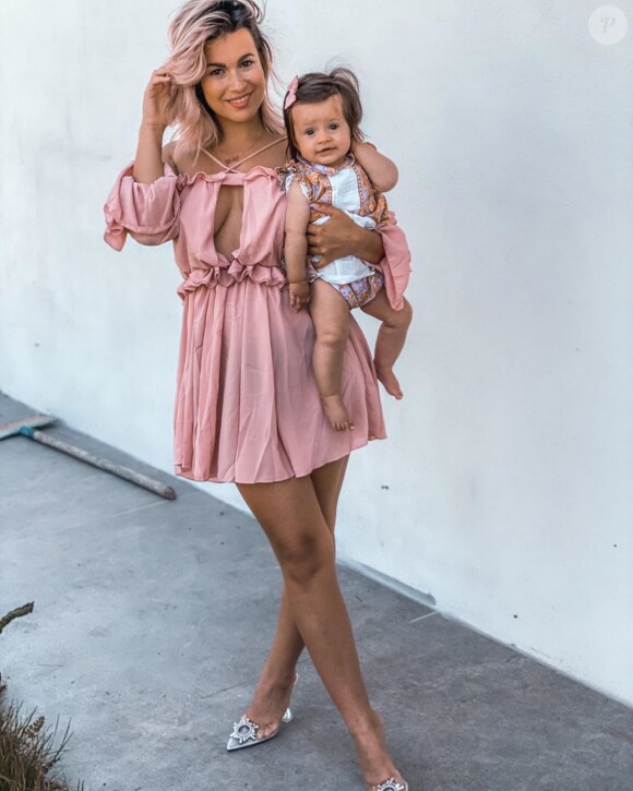 Carla Moreau divine en robe avec sa fille Ruby, le 27 avril 2020