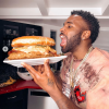 Jason Derulo mange un "doghnut burger". Avril 2020.