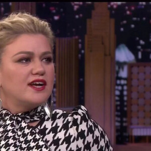 Kelly Clarkson encourage la chanteuse Taylor Swift à ré-enregistrer ses chansons dans l'émission "The Tonight Show" à New York, le 9 septembre 2019.