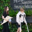 Angelina Jolie est allée au cinéma avec ses enfants Shiloh, Vivienne, Knox et Zahara à Los Angeles. La petite Shiloh marche difficilement à l'aide de béquilles. Le 9 mars 2020.