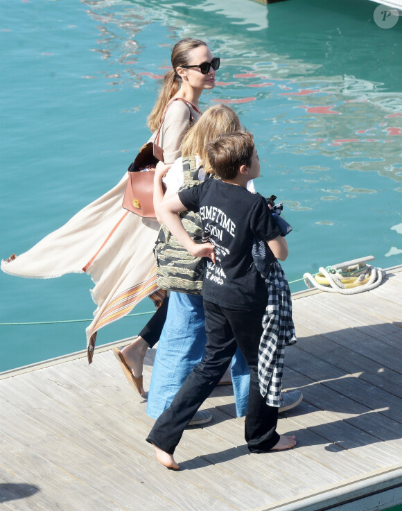 Exclusif - Angelina Jolie prend du bon temps avec ses enfants Vivienne et Knox, en marge du tournage du film "Eternals", sur l'île de Formentera en Espagne. Le 2 novembre 2019.