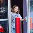 Angelina Jolie est allée au cinéma avec ses enfants Shiloh, Vivienne, Knox et Zahara à Los Angeles. La petite Shiloh marche difficilement à l'aide de béquilles... Le 9 mars 2020.