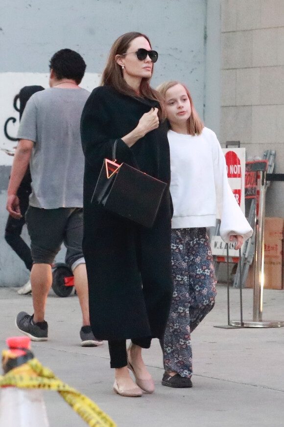 Exclusif - Angelina Jolie a passé l'après-midi avec sa fille Vivienne à Los Angeles le 5 janvier 2020. Elles se sont rendu chez un opticien dans un centre commercial.