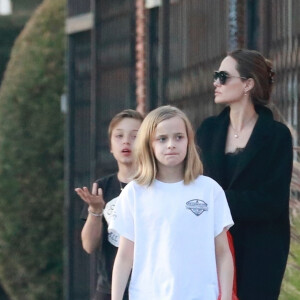 Exclusif - Angelina Jolie fait du shopping avec ses enfants Knox Leon Jolie-Pitt et Vivienne Marcheline Jolie-Pitt dans le quartier Los Feliz à Los Angeles, Californie, Etats-Unis, le 4 janvier 2020.