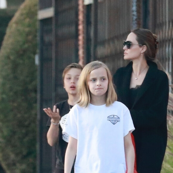Exclusif - Angelina Jolie fait du shopping avec ses enfants Knox Leon Jolie-Pitt et Vivienne Marcheline Jolie-Pitt dans le quartier Los Feliz à Los Angeles, Californie, Etats-Unis, le 4 janvier 2020.