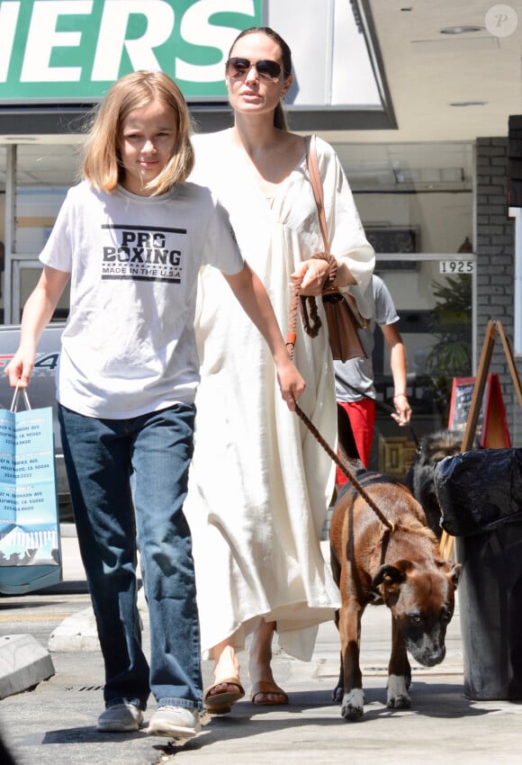 Angelina Jolie se rend dans une animalerie avec sa fille Vivienne et leur chien à Los Angeles, le 4 août 2019.