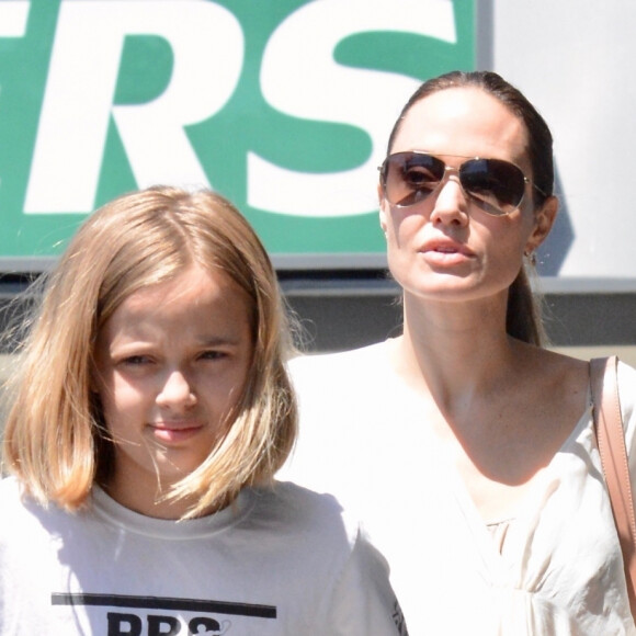 Angelina Jolie se rend dans une animalerie avec sa fille Vivienne et leur chien à Los Angeles, le 4 août 2019.