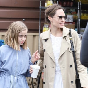 Angelina Jolie et sa fille Vivienne Jolie-Pitt vont faire des courses à Los Angeles le 14 mars 2020.