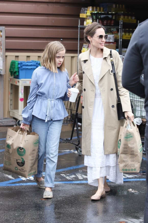 Angelina Jolie et sa fille Vivienne Jolie-Pitt vont faire des courses à Los Angeles le 14 mars 2020.