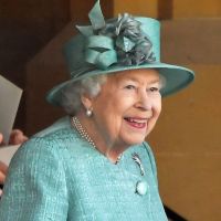 Elizabeth II : Seule mais souriante en vert pour son anniversaire "modeste"