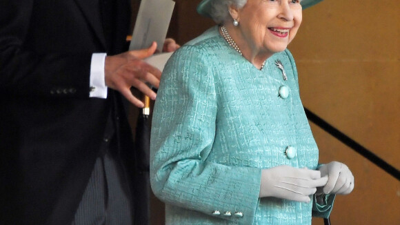 Elizabeth II : Seule mais souriante en vert pour son anniversaire "modeste"