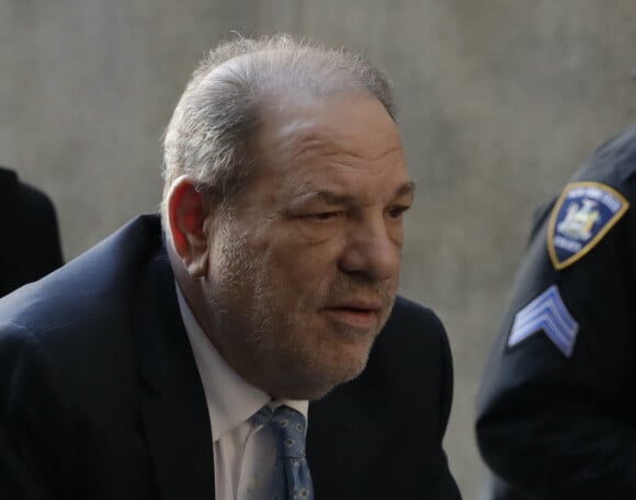 Le producteur Harvey Weinstein arrive à la Cour suprême de l'État de New York pour son procès pour agression sexuelle à New York City, New York, États-Unis, le 24 février 2020.
