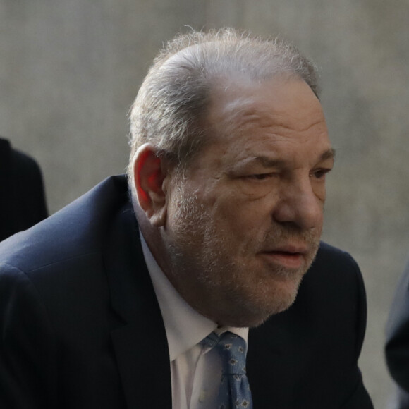 Le producteur Harvey Weinstein arrive à la Cour suprême de l'État de New York pour son procès pour agression sexuelle à New York City, New York, États-Unis, le 24 février 2020.