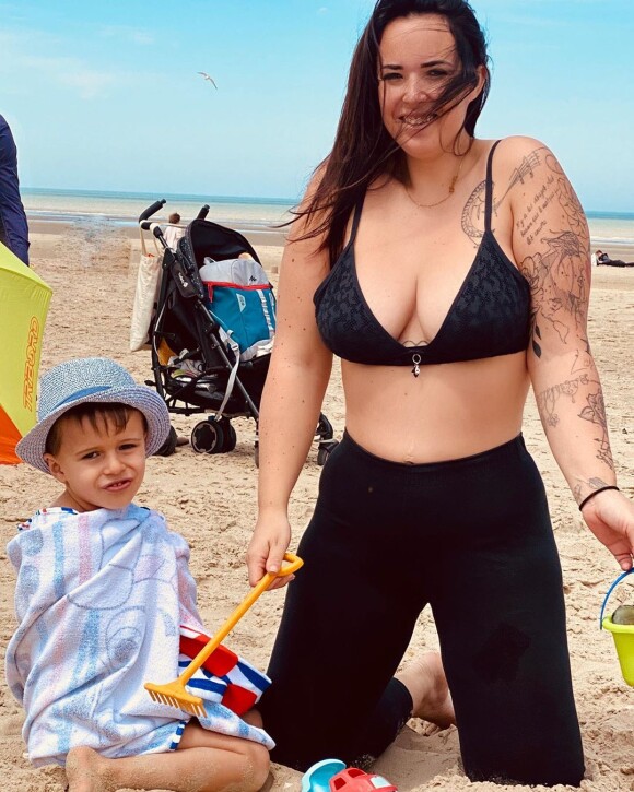Kelly Helard avec son fils Lyam à la plage, le 14 juin 2020
