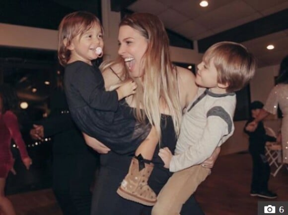 Katherine Williams avec ses deux enfants. La fille de Hank Williams Jr est morte le 13 juin 2020 dans un accident de voiture. Elle avait 27 ans.