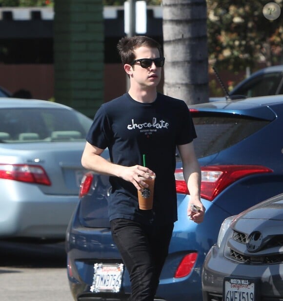 Exclusif - Dylan Minnette se promène après être allé chez Starbucks avec ses amis à Los Angeles le 5 mai 2018. © CPA/Bestimage