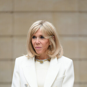 Brigitte Macron - Le président de la République lors de la remise du muguet par des représentants de la filière horticole et le président du marché de Rungis au palais de l'Elysée à Paris le 1er mai 2020. © Jacques Witt / Pool / Bestimage