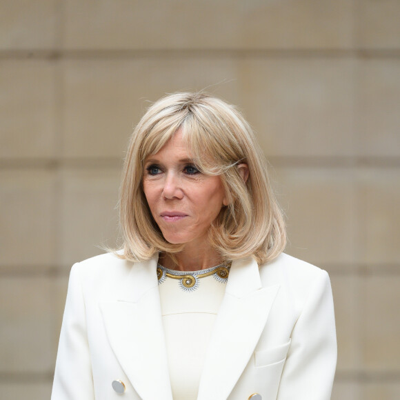 Brigitte Macron - Le président de la République lors de la remise du muguet par des représentants de la filière horticole et le président du marché de Rungis au palais de l'Elysée à Paris le 1er mai 2020. © Jacques Witt / Pool / Bestimage