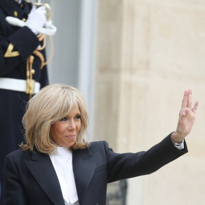 La première dame Brigitte Macron - Le roi et la reine d'Espagne sortent du palais de l'Elysée à Paris après un déjeuner avant la cérémonie à l'occasion de la première journée nationale d'hommage aux victimes du terrorisme le 11 mars 2020. © Dominique Jacovides / Bestimage