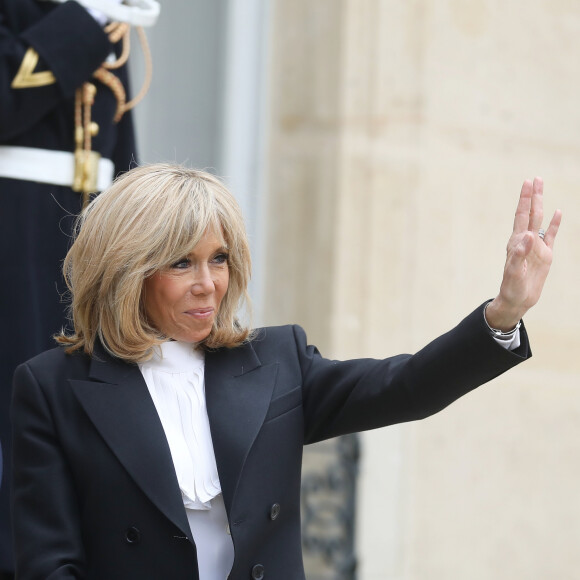 La première dame Brigitte Macron - Le roi et la reine d'Espagne sortent du palais de l'Elysée à Paris après un déjeuner avant la cérémonie à l'occasion de la première journée nationale d'hommage aux victimes du terrorisme le 11 mars 2020. © Dominique Jacovides / Bestimage