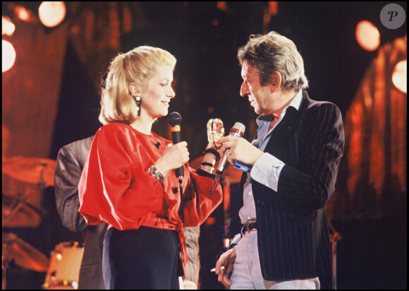 Catherine Deneuve et Serge Gainsbourg au premier anniversaire de Canal Plus en 1985 à Paris.