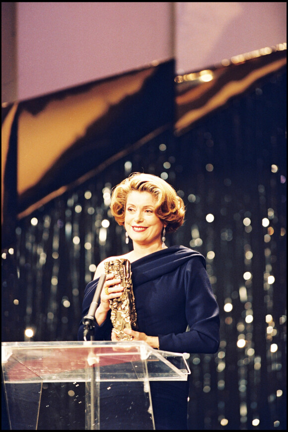 Catherine Deneuve récompensée pour le film "Indochine" en 1993 aux César.