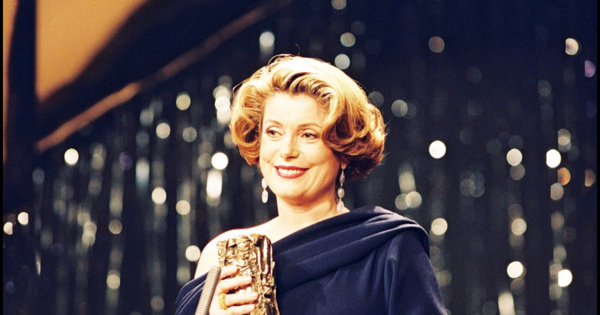 Catherine Deneuve récompensée pour le film Indochine en 1993 aux César ...