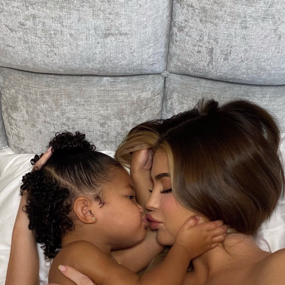 Kylie Jenner et sa fille Stormi dans les coulisses de leur shooting pour l'édition tchéquoslovaque du magazine Vogue par les photographes Alessandro et Luca Morelli. Juin 2020.