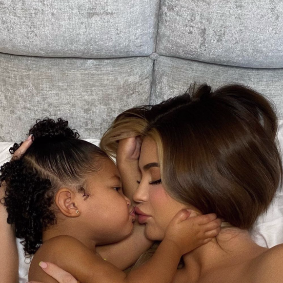 Kylie Jenner et sa fille Stormi dans les coulisses de leur shooting pour l'édition tchéquoslovaque du magazine Vogue par les photographes Alessandro et Luca Morelli. Juin 2020.