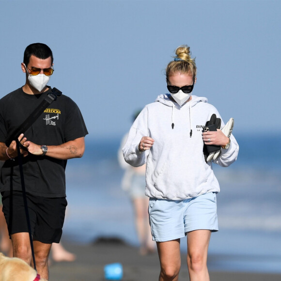 Exclusif - Joe Jonas et sa femme Sophie Turner (enceinte) passent une journée romantique à Santa Barbara le 25 mai 2020.