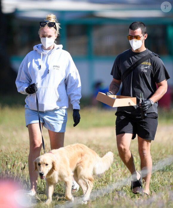 Exclusif - Joe Jonas et sa femme Sophie Turner (enceinte) passent une journée romantique à Santa Barbara le 25 mai 2020.