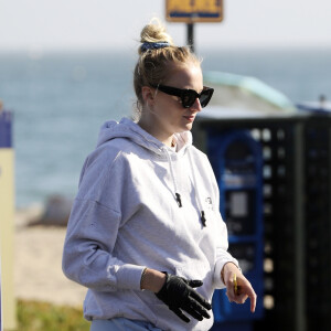 Exclusif - Joe Jonas et sa femme Sophie Turner (enceinte) passent une journée romantique à Santa Barbara le 25 mai 2020.