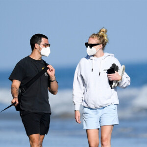 Exclusif - Joe Jonas et sa femme Sophie Turner (enceinte) passent une journée romantique à Santa Barbara le 25 mai 2020.