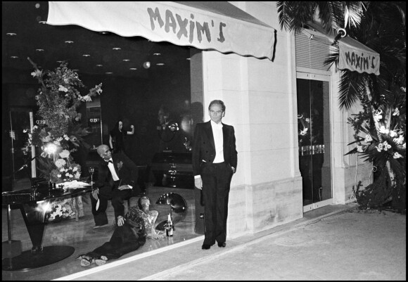 Pierre Cardin devant son restaurant Maxim's à Paris en 1978.